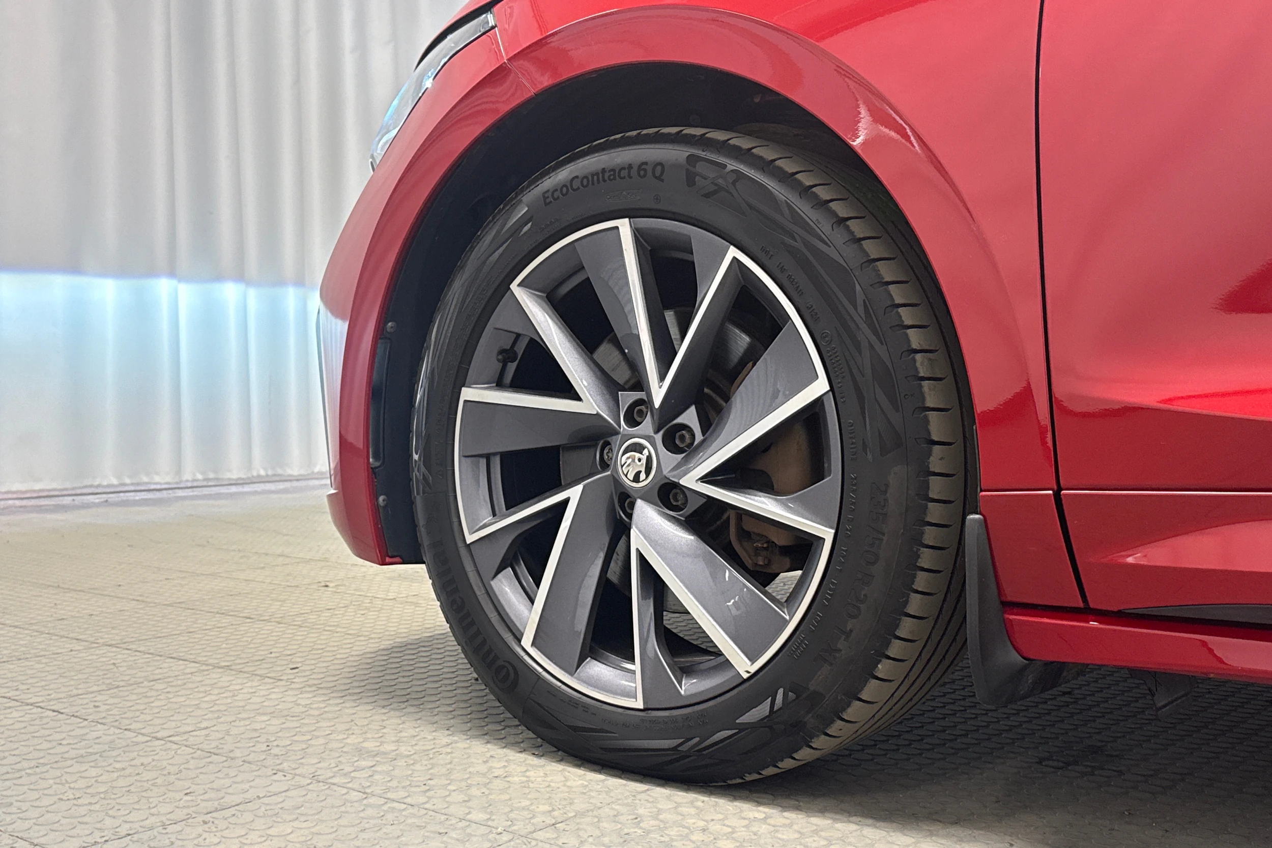 punainen Skoda Enyaq 2022 kuva 13.