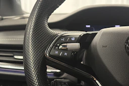 punainen Skoda Enyaq 2022 kuva 16.