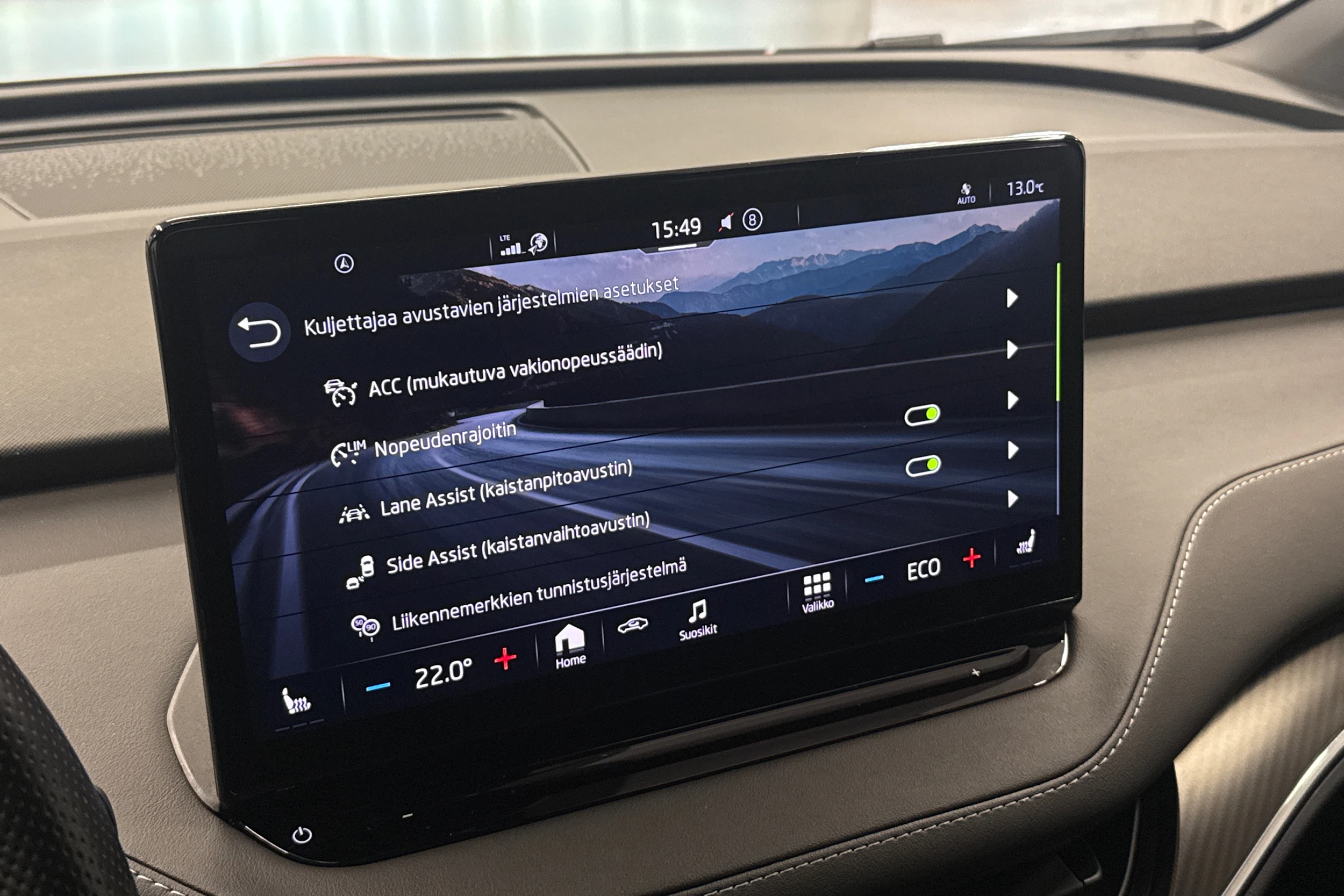 punainen Skoda Enyaq 2022 kuva 19.