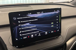 punainen Skoda Enyaq 2022 kuva 19.