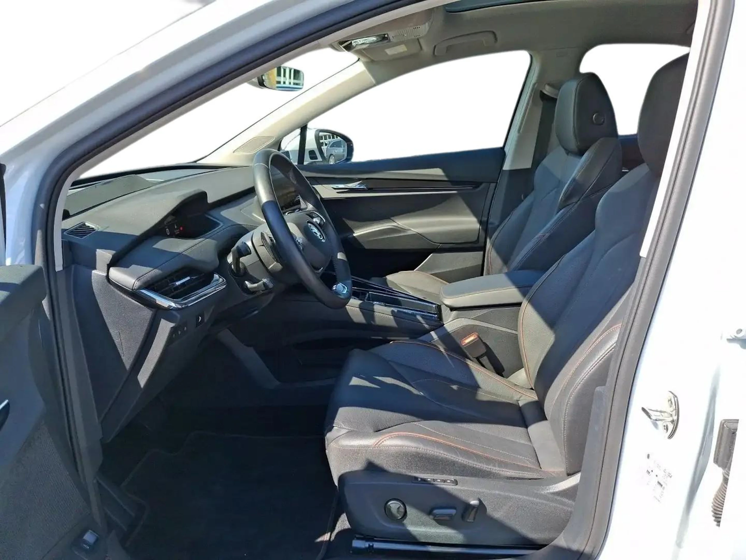 valkoinen Skoda Enyaq 2023 kuva 5.