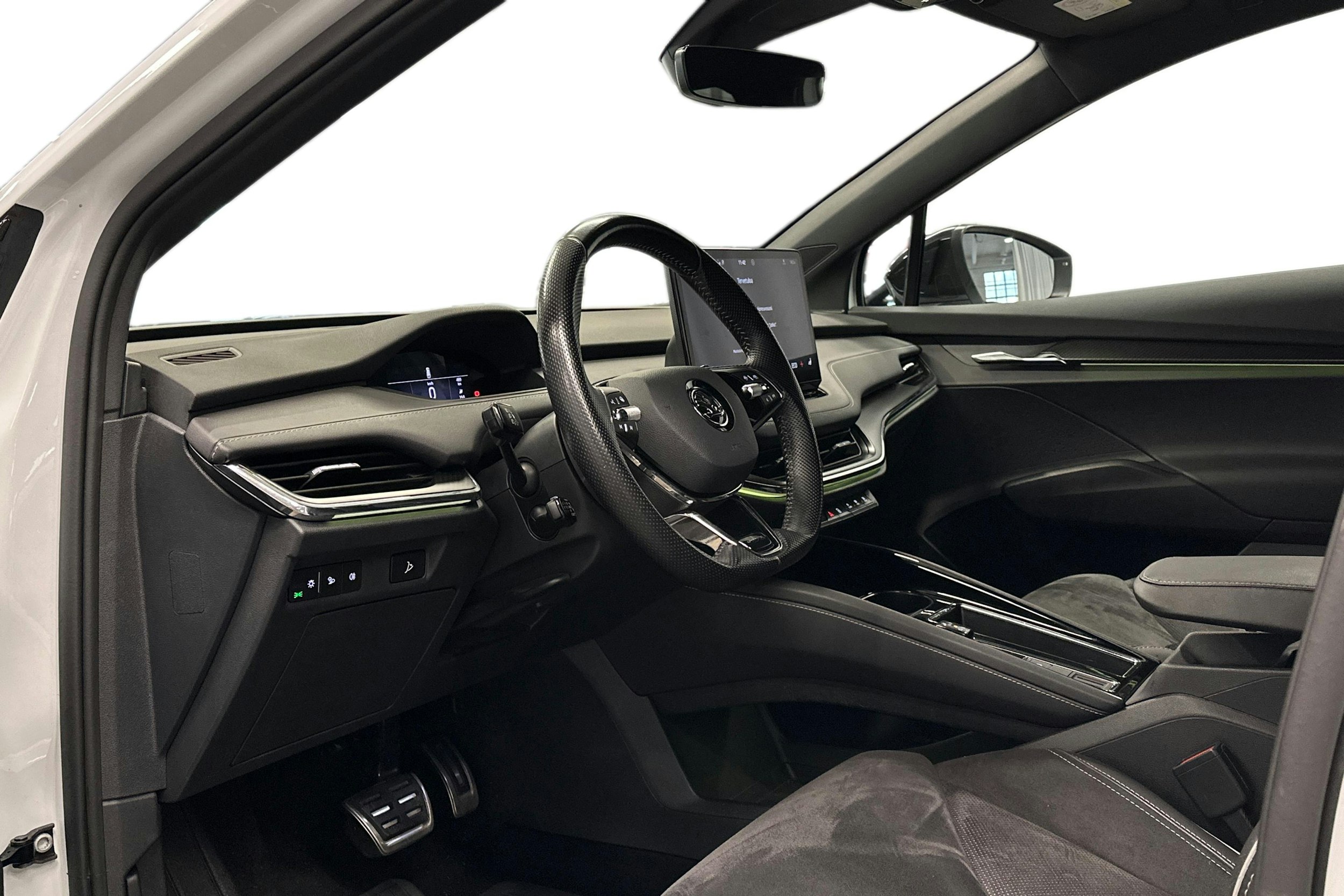 valkoinen Skoda Enyaq 2023 kuva 3.