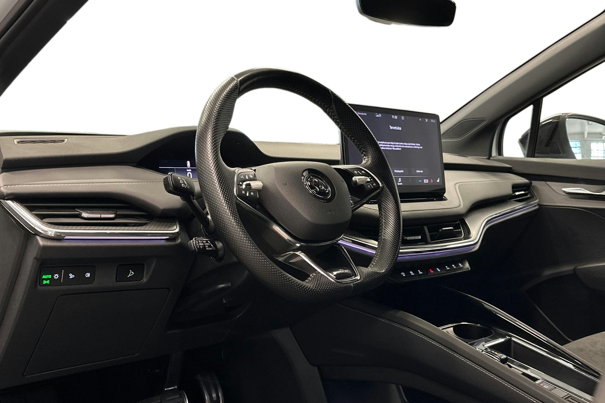 valkoinen Skoda Enyaq 2023 kuva 3.