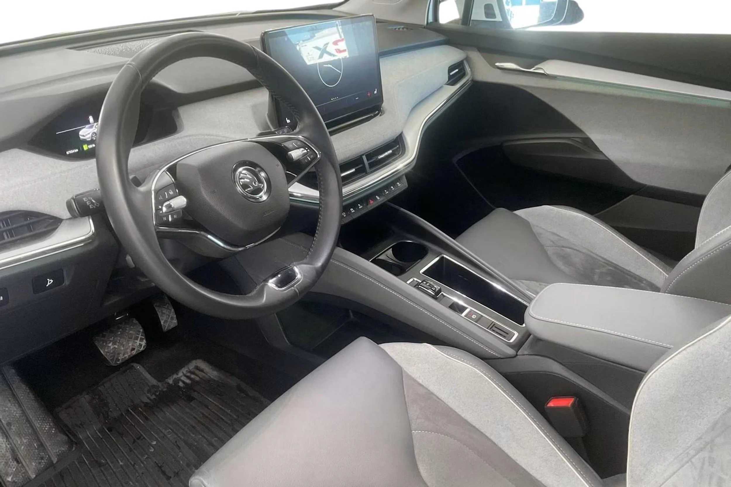 valkoinen Skoda Enyaq 2023 kuva 3.