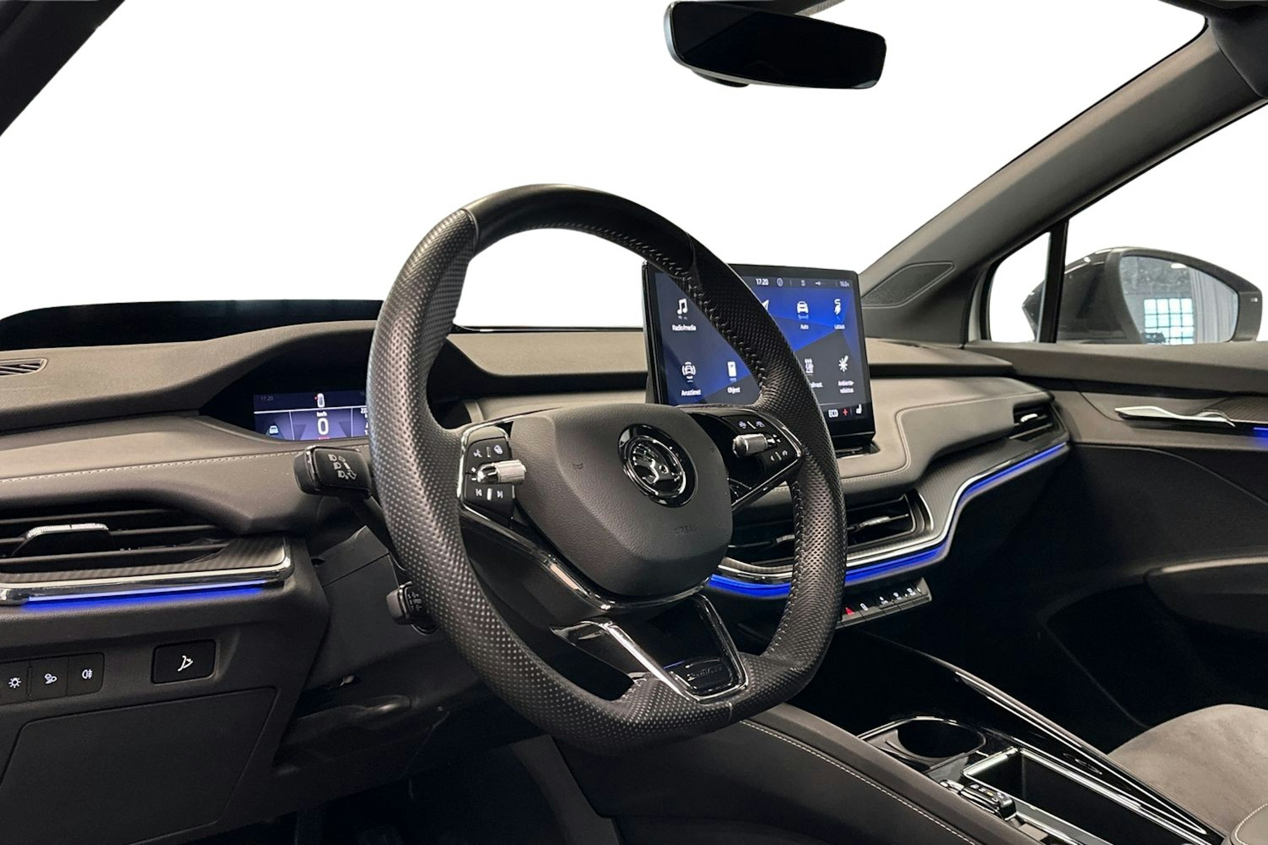 valkoinen Skoda Enyaq 2023 kuva 3.