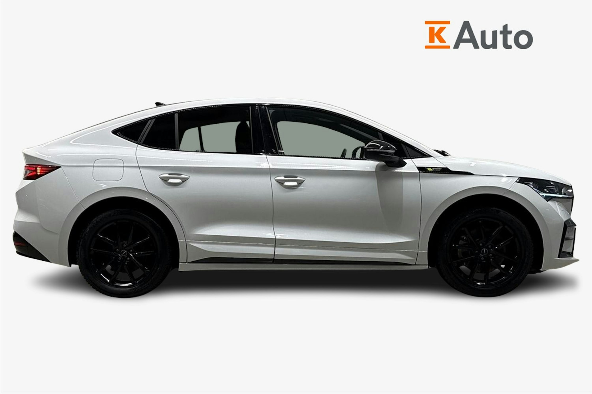 Valkoinen Skoda Enyaq 2023 kuva 6.