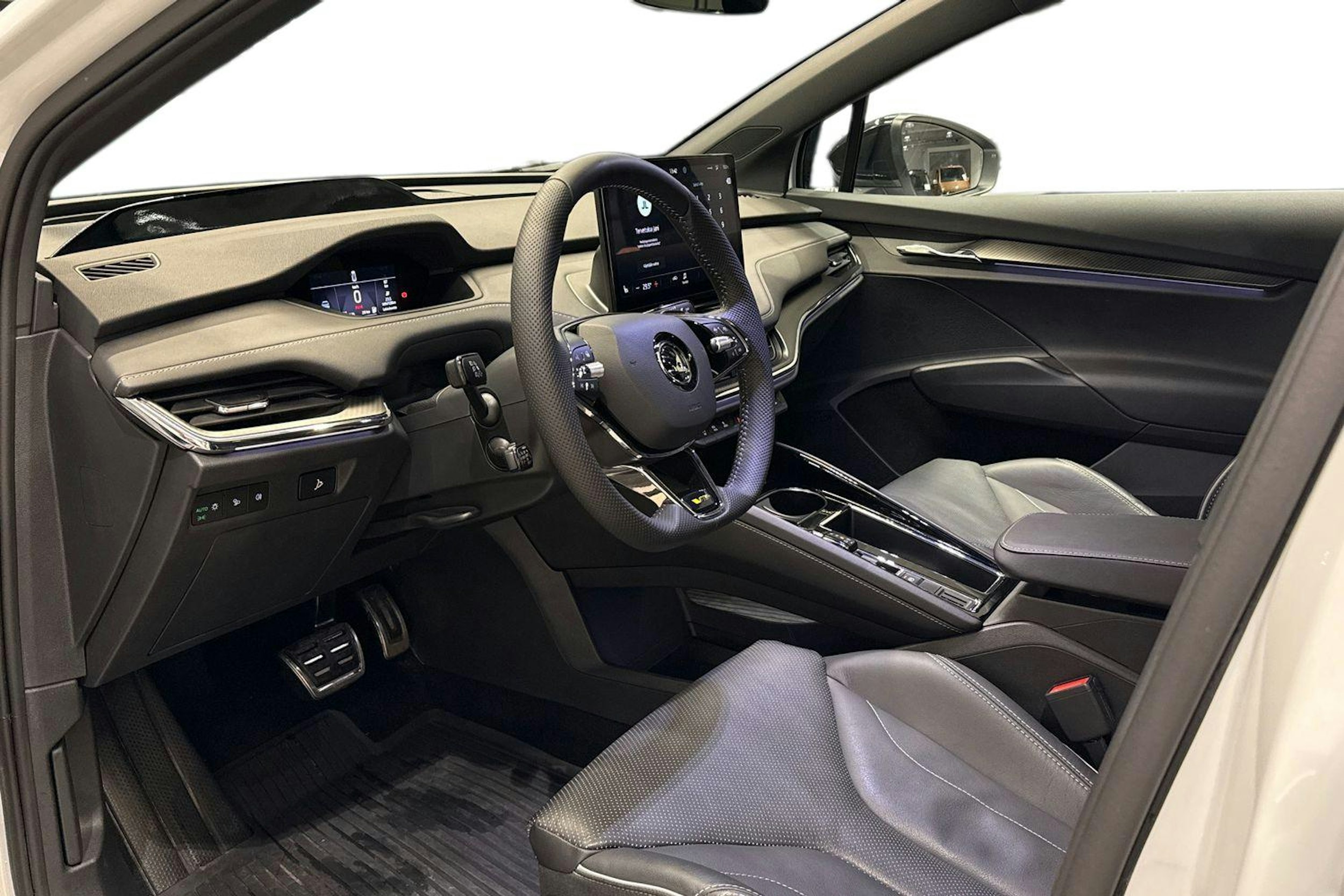 Valkoinen Skoda Enyaq 2023 kuva 7.