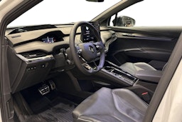 Valkoinen Skoda Enyaq 2023 kuva 7.
