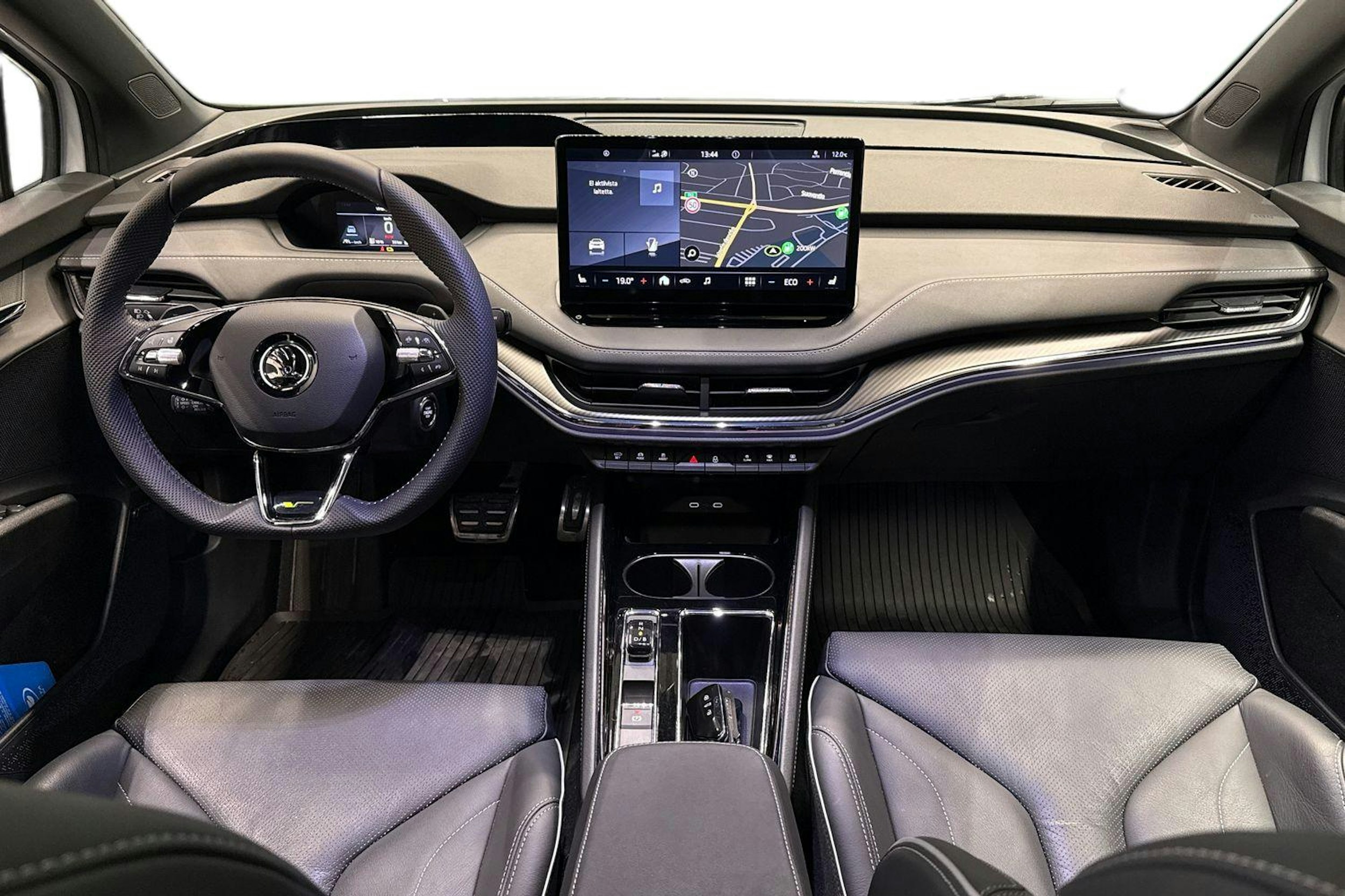 Valkoinen Skoda Enyaq 2023 kuva 9.