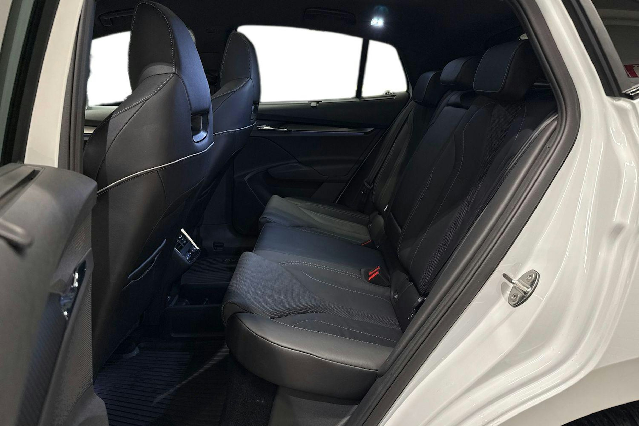 Valkoinen Skoda Enyaq 2023 kuva 10.