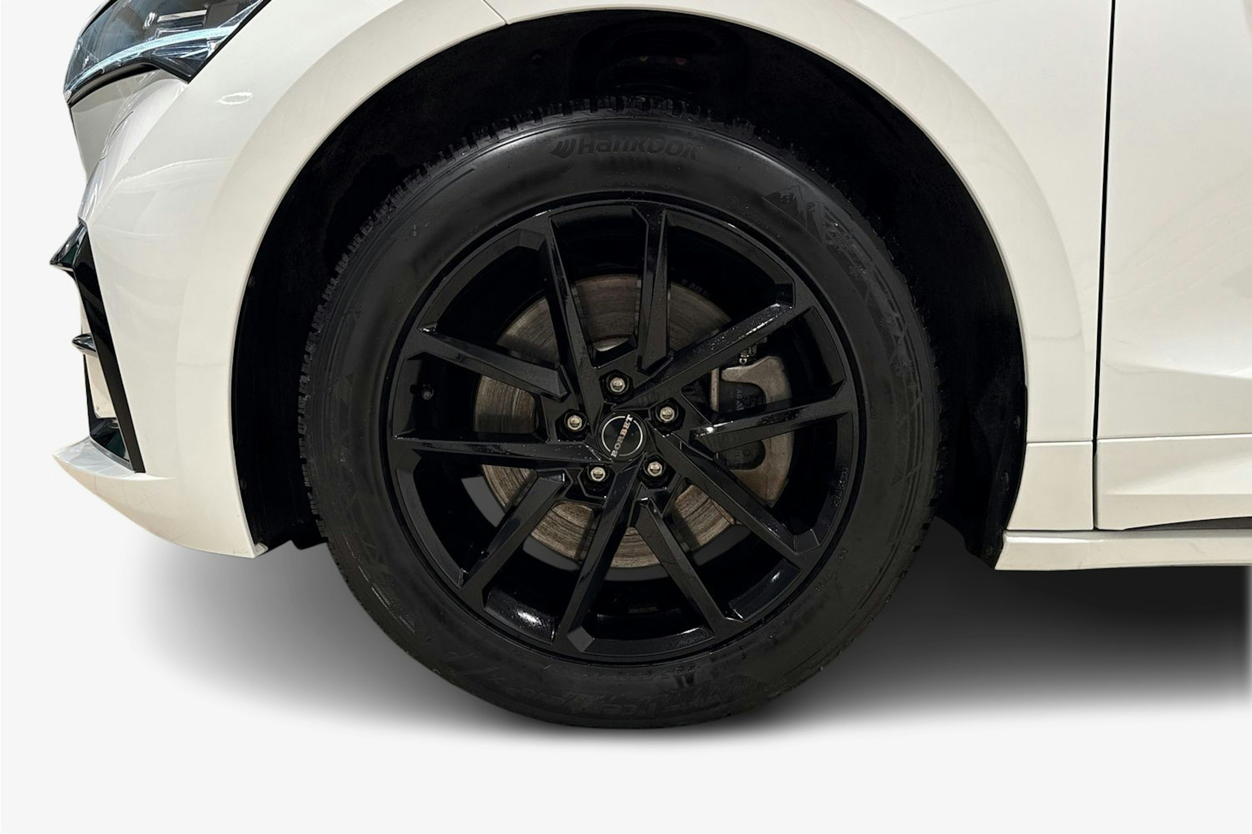 Valkoinen Skoda Enyaq 2023 kuva 11.