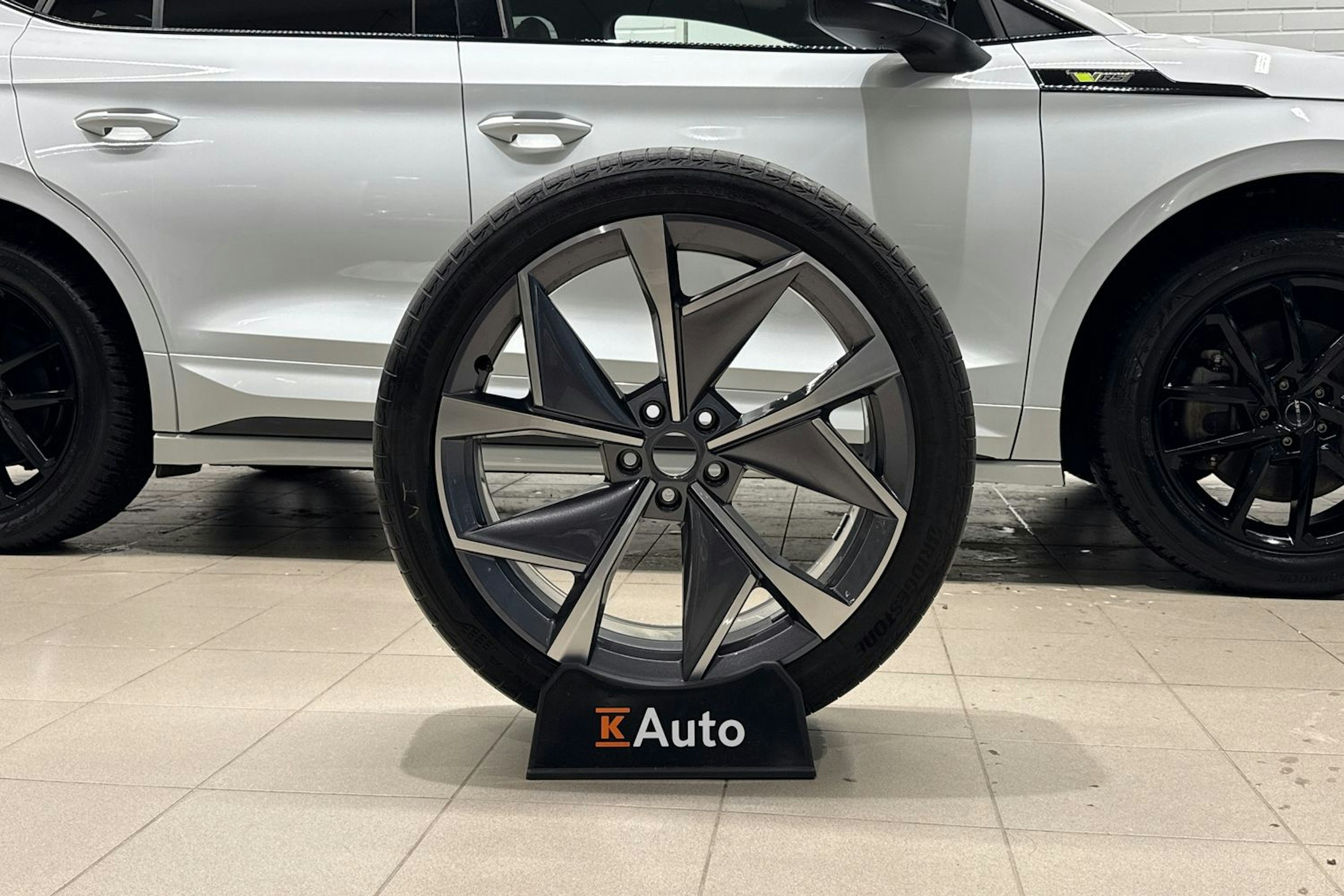 Valkoinen Skoda Enyaq 2023 kuva 13.