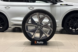 Valkoinen Skoda Enyaq 2023 kuva 13.