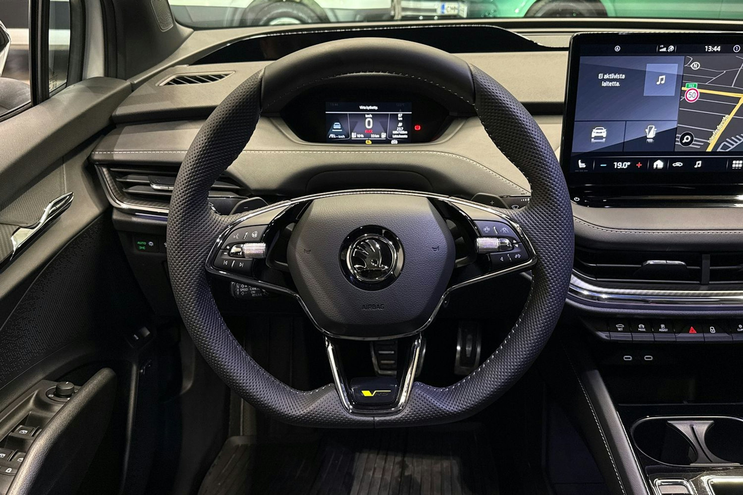 Valkoinen Skoda Enyaq 2023 kuva 14.