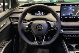 Valkoinen Skoda Enyaq 2023 kuva 14.