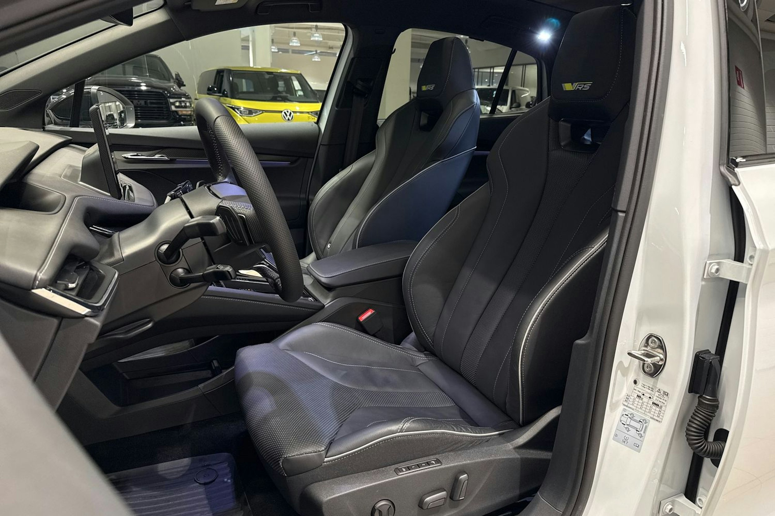 Valkoinen Skoda Enyaq 2023 kuva 16.