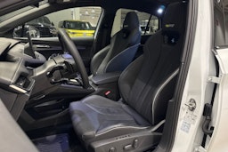 Valkoinen Skoda Enyaq 2023 kuva 16.