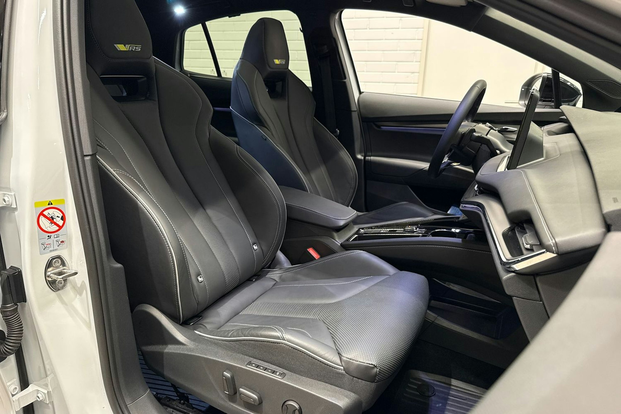 Valkoinen Skoda Enyaq 2023 kuva 18.