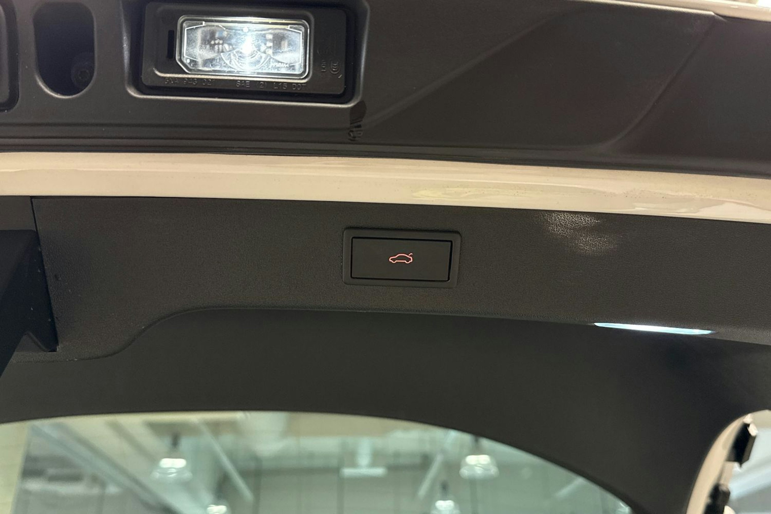 Valkoinen Skoda Enyaq 2023 kuva 22.