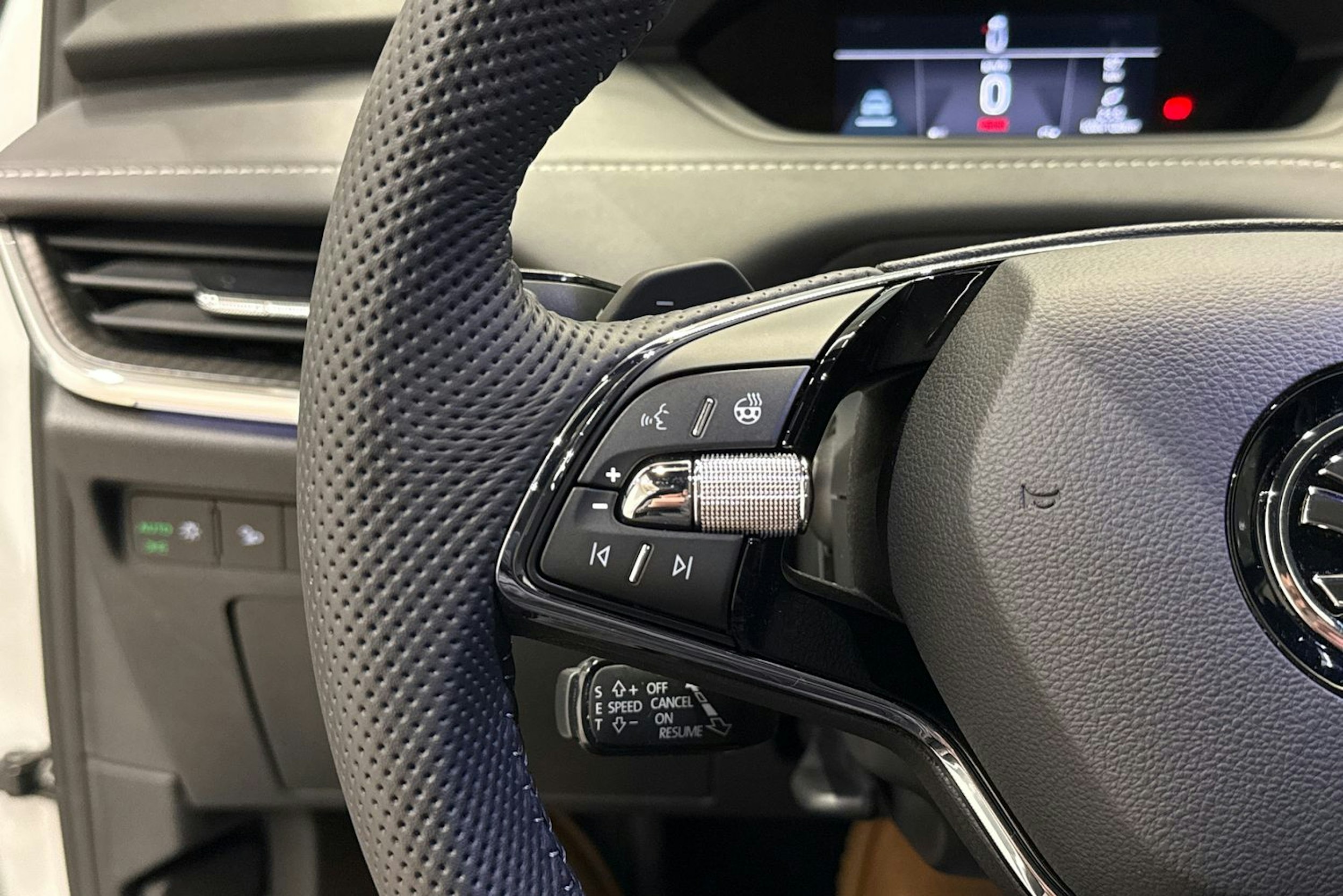 Valkoinen Skoda Enyaq 2023 kuva 23.