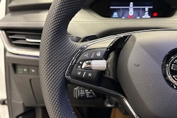 Valkoinen Skoda Enyaq 2023 kuva 23.