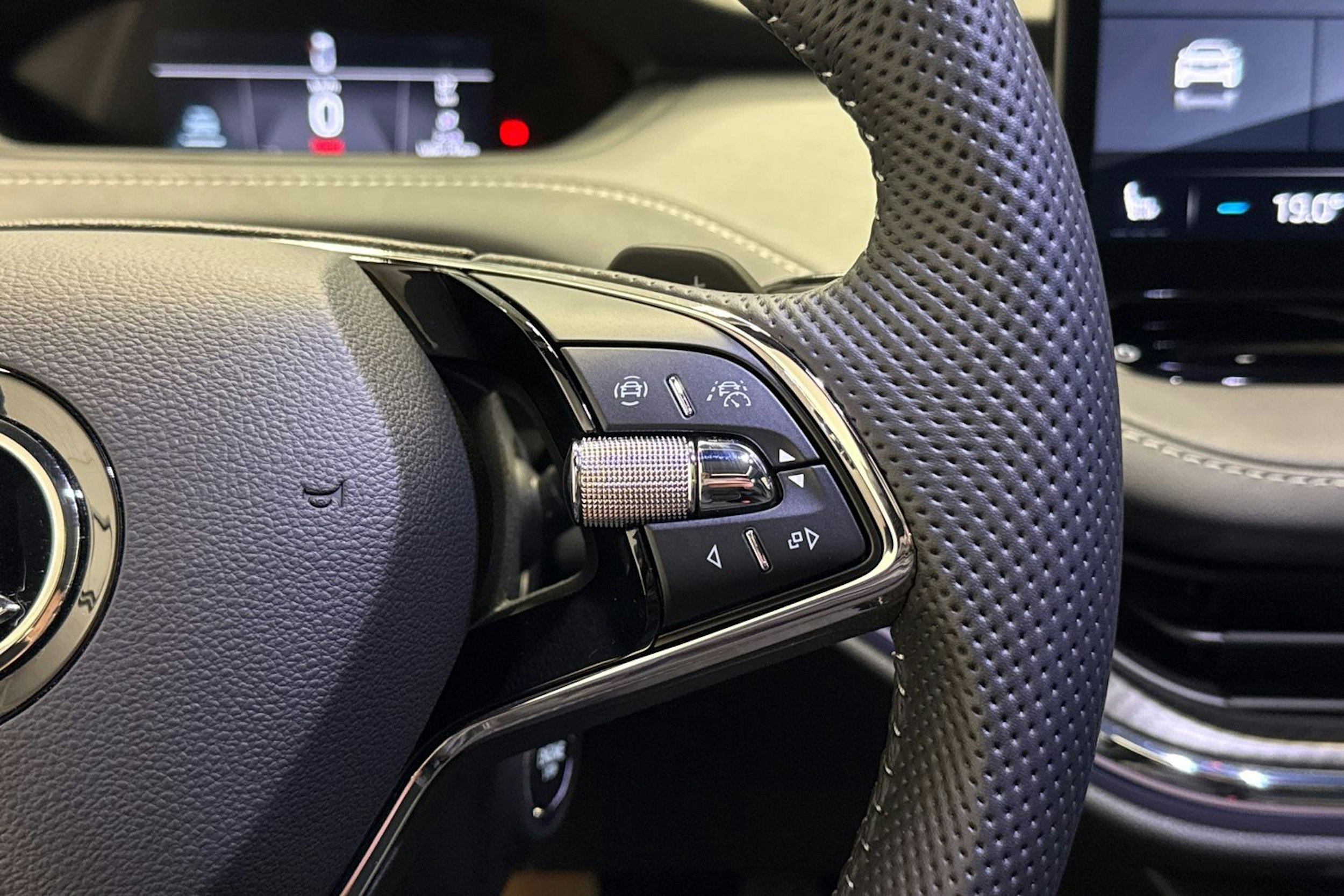 Valkoinen Skoda Enyaq 2023 kuva 24.