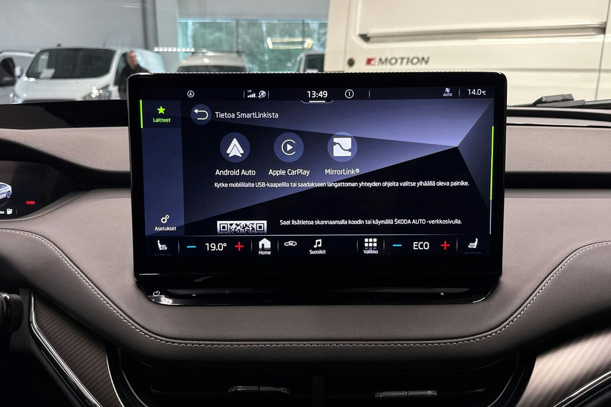 Valkoinen Skoda Enyaq 2023 kuva 26.