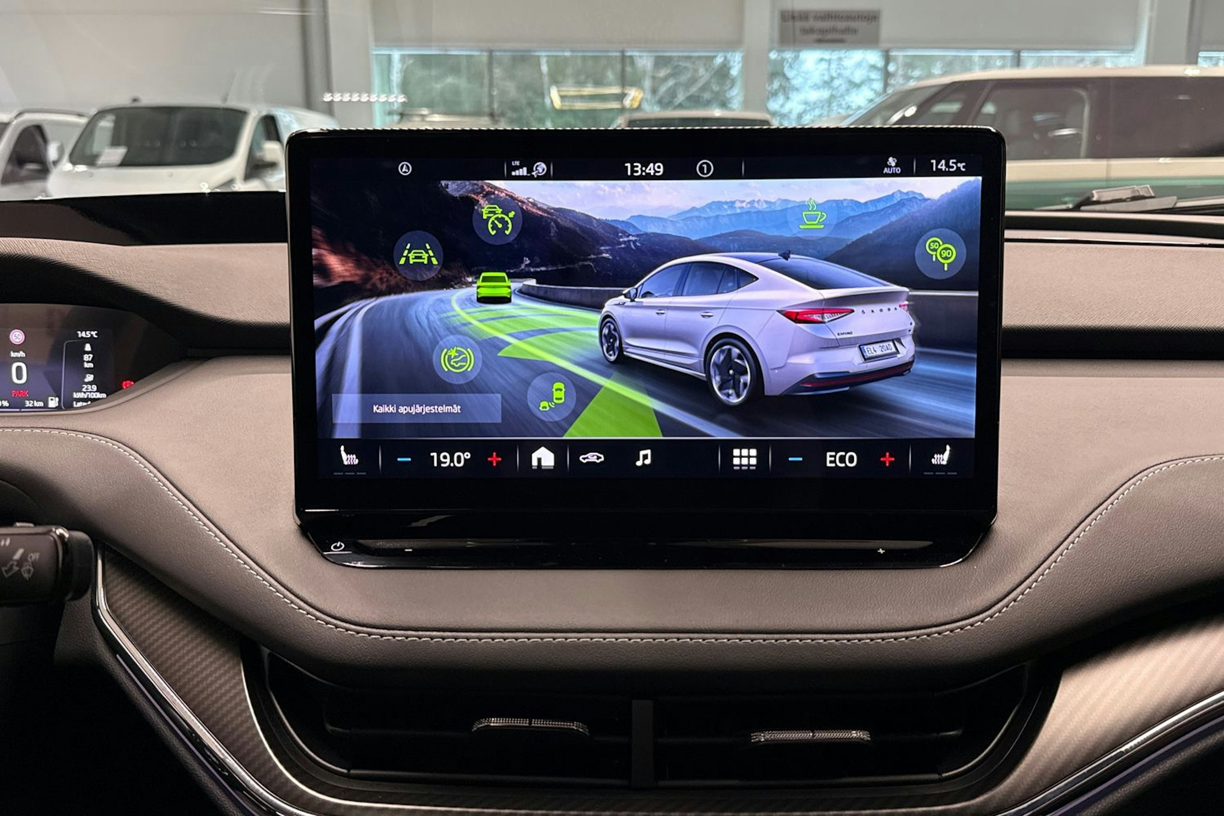 Valkoinen Skoda Enyaq 2023 kuva 27.