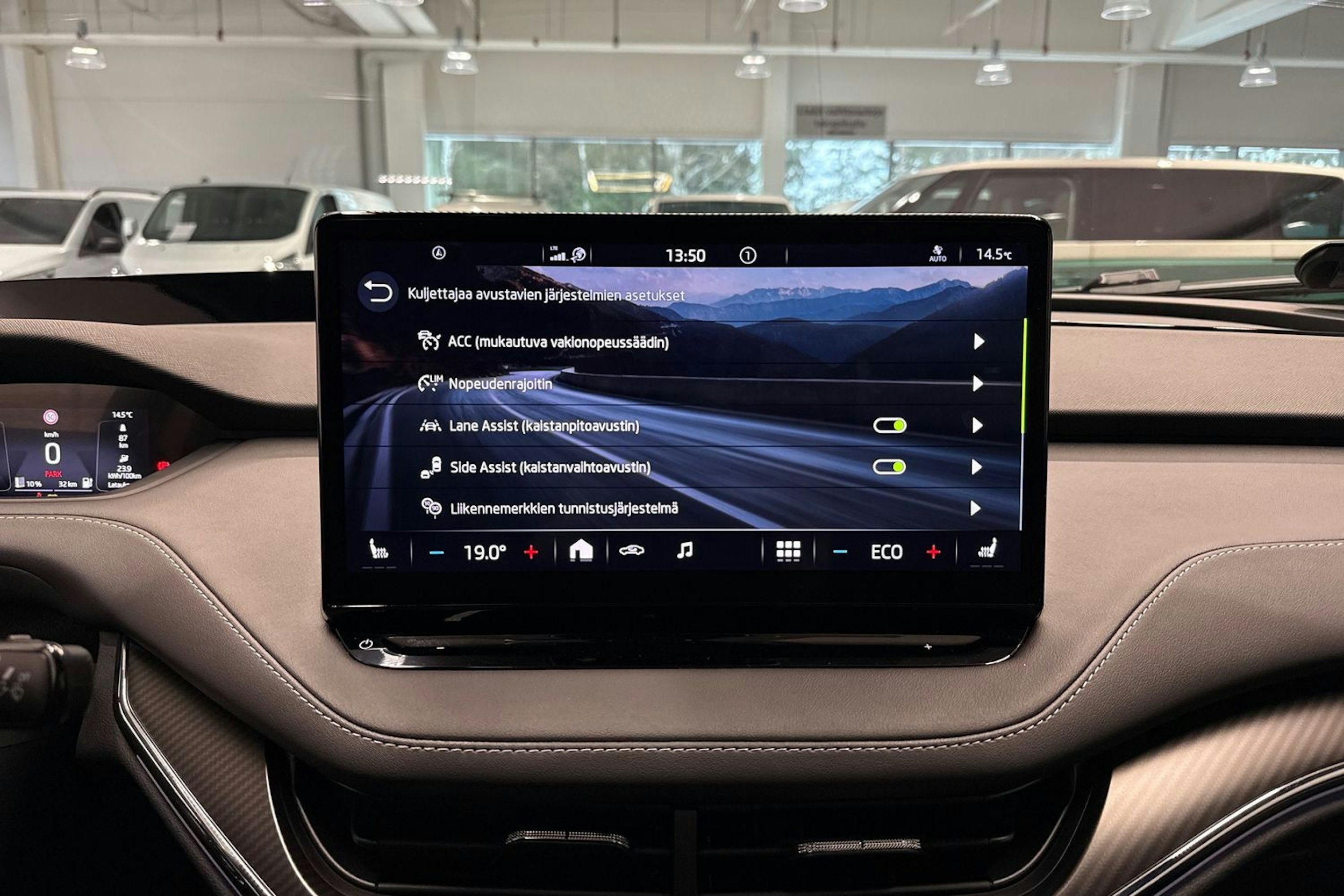 Valkoinen Skoda Enyaq 2023 kuva 28.