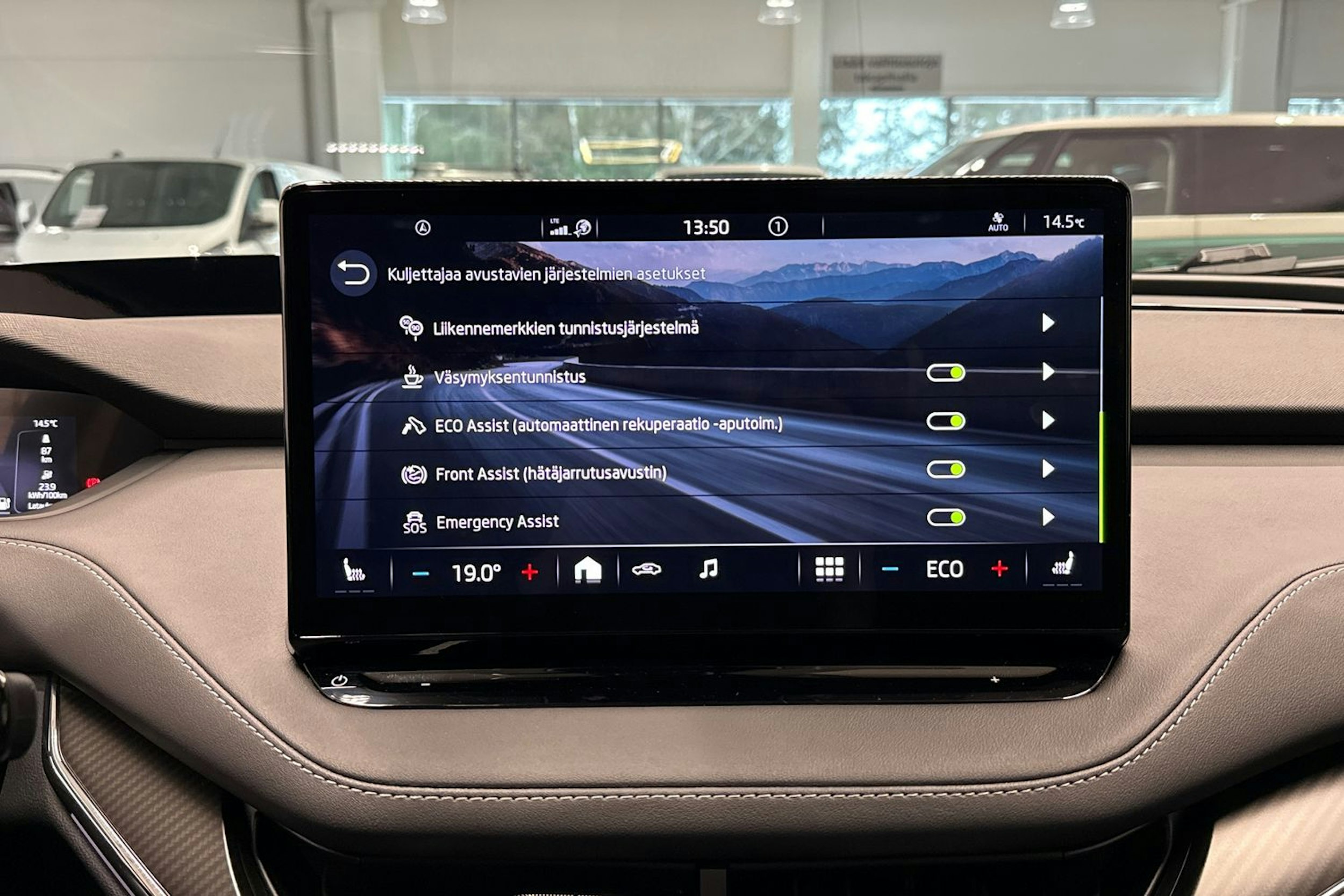 Valkoinen Skoda Enyaq 2023 kuva 29.