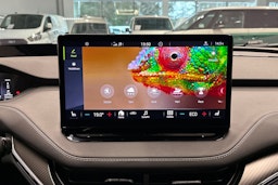 Valkoinen Skoda Enyaq 2023 kuva 30.