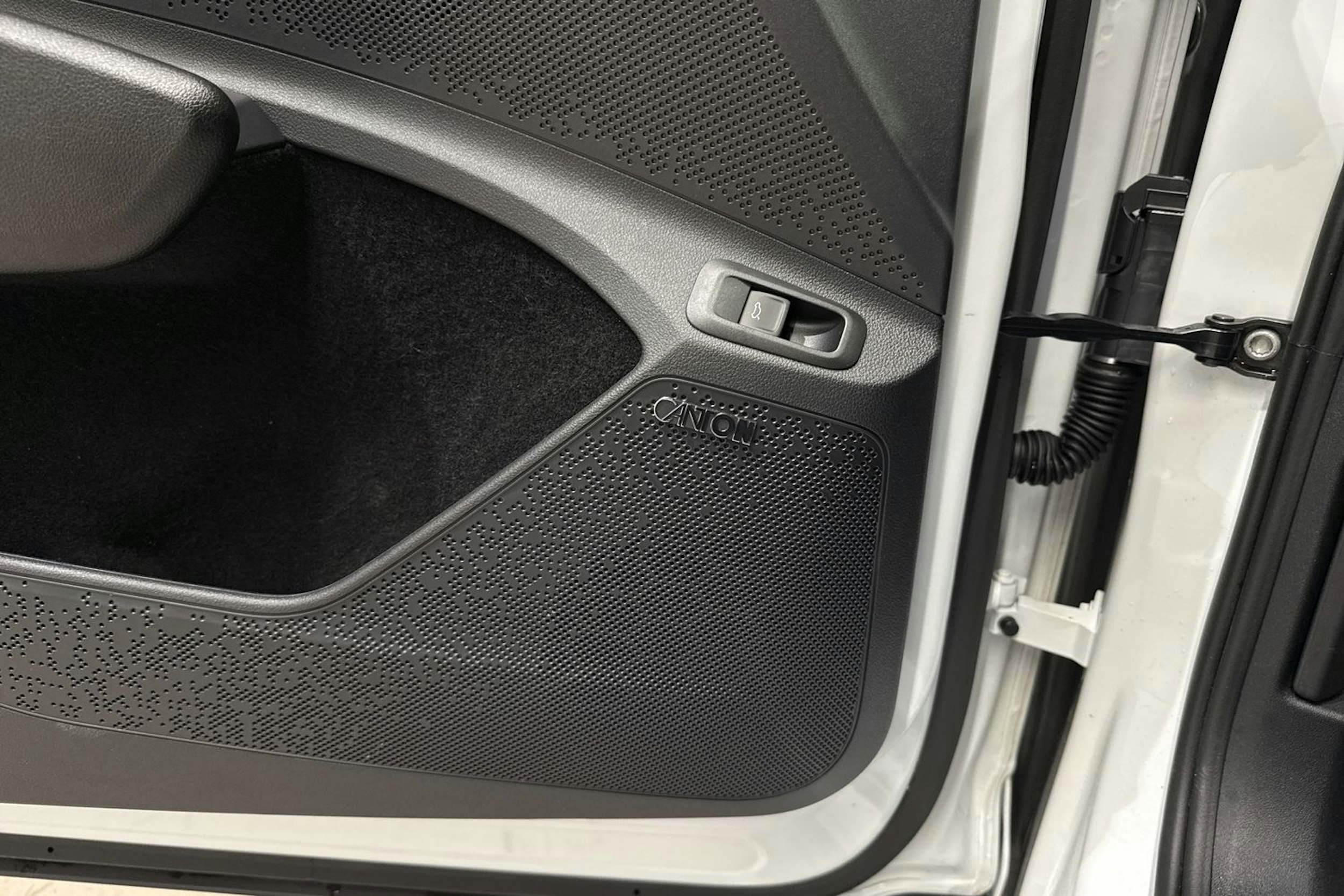 Valkoinen Skoda Enyaq 2023 kuva 31.