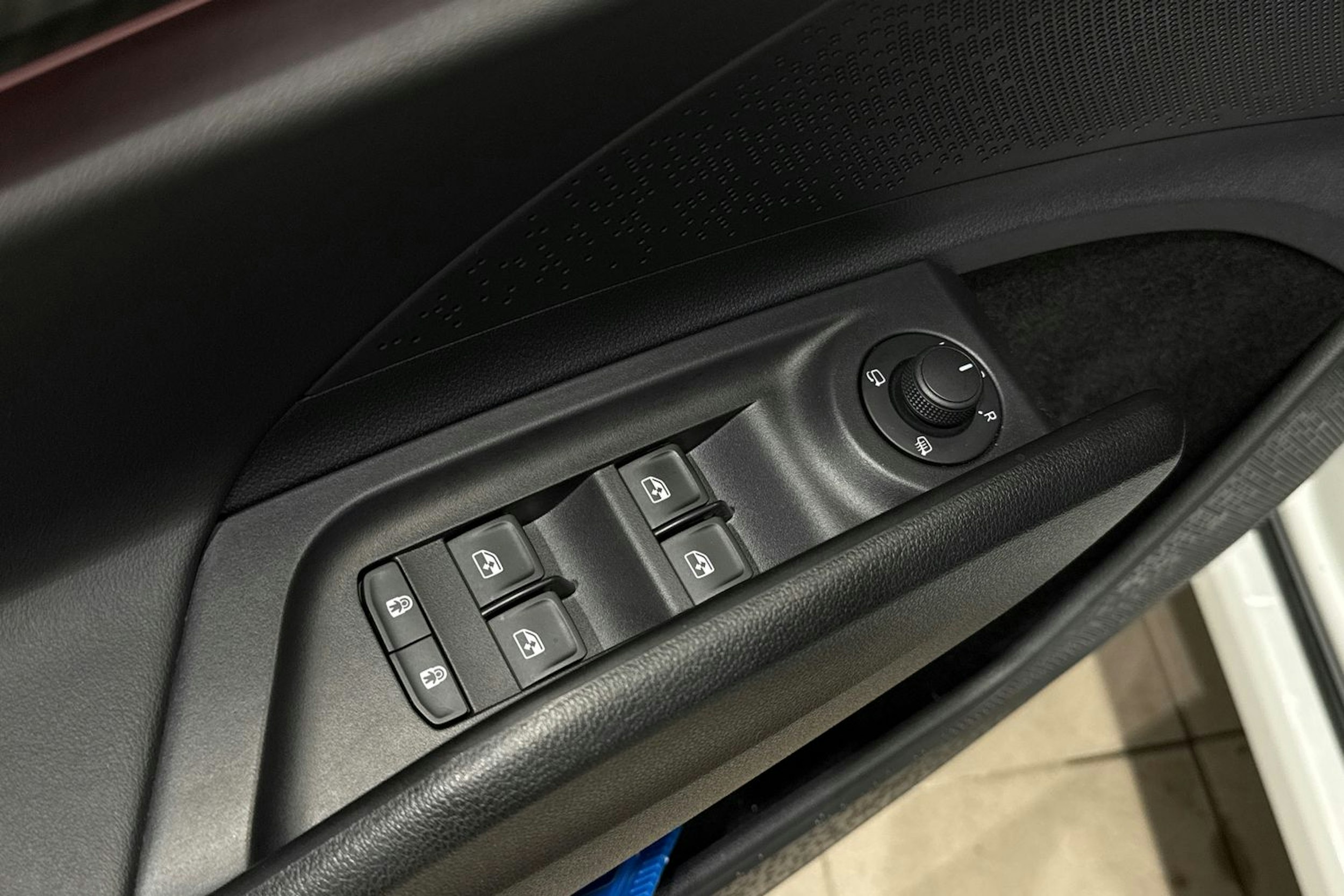 Valkoinen Skoda Enyaq 2023 kuva 32.