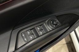 Valkoinen Skoda Enyaq 2023 kuva 32.