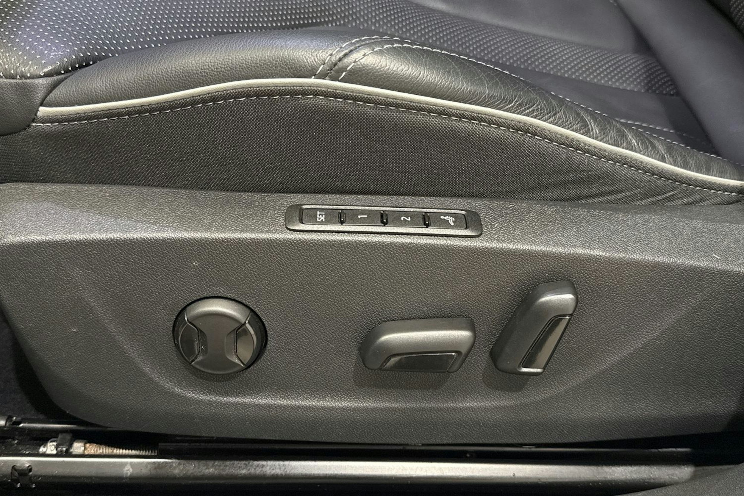 Valkoinen Skoda Enyaq 2023 kuva 33.