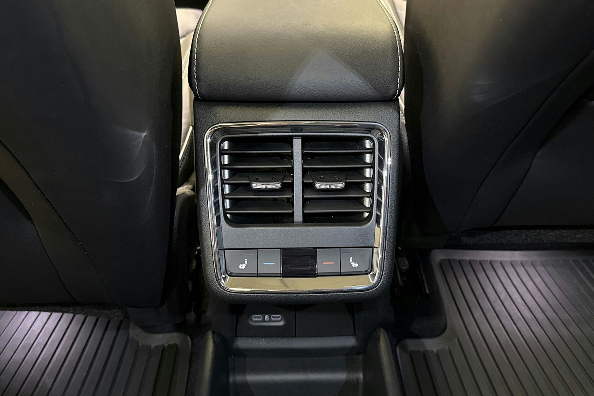 Valkoinen Skoda Enyaq 2023 kuva 35.