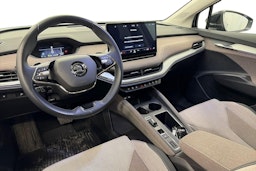 musta Skoda Enyaq 2023 kuva 7.