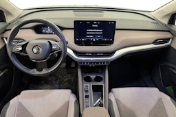 musta Skoda Enyaq 2023 kuva 9.