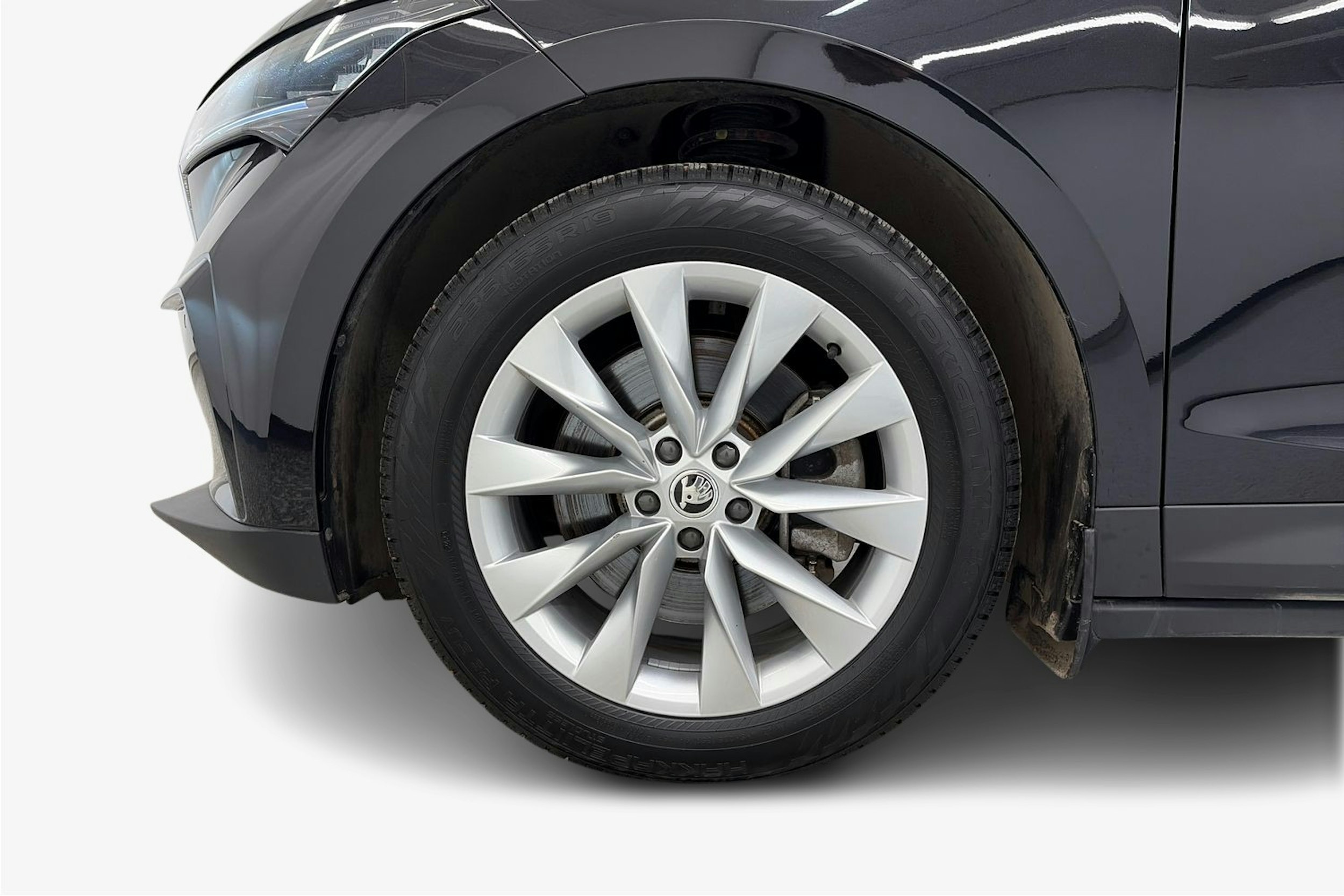 musta Skoda Enyaq 2023 kuva 11.