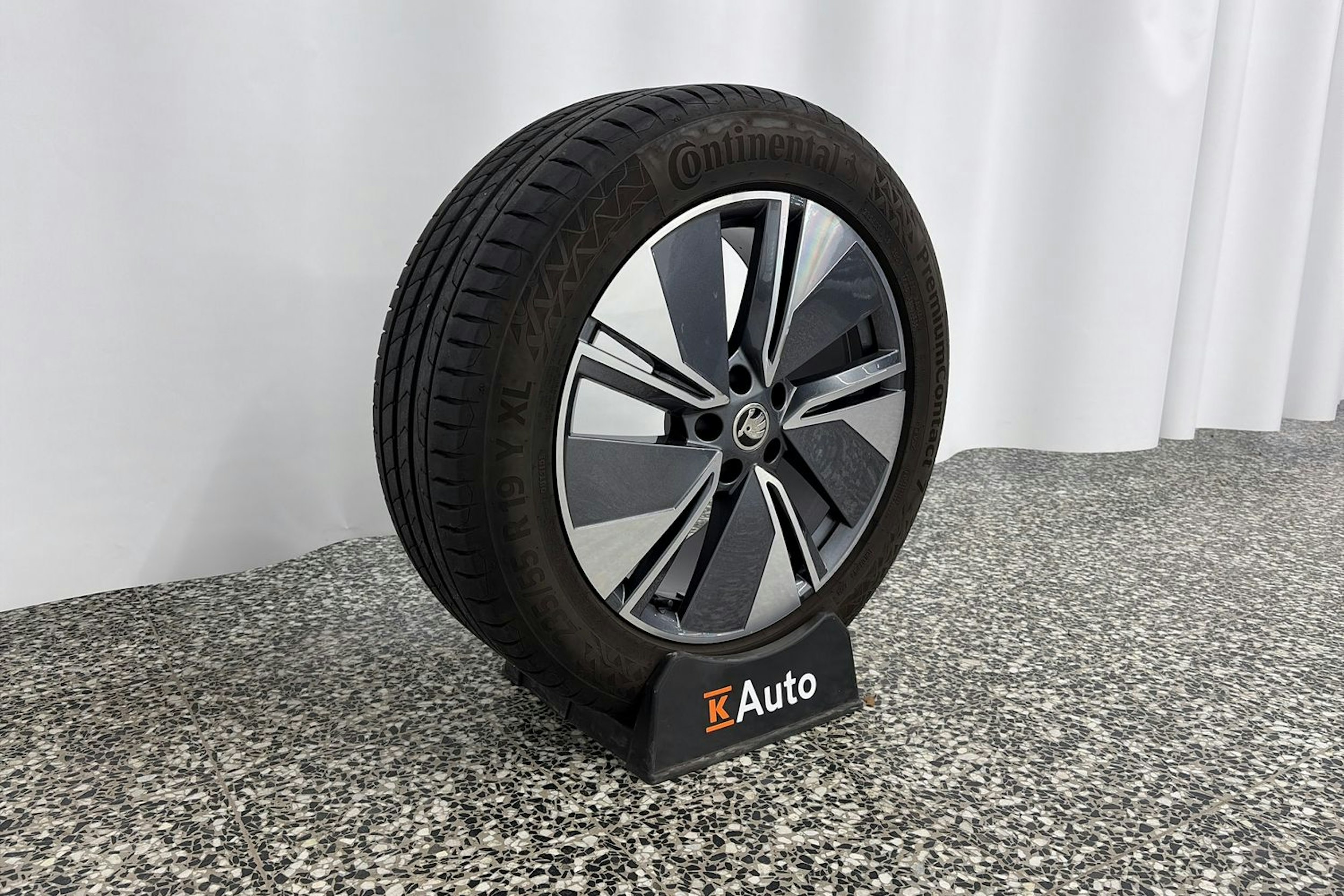 musta Skoda Enyaq 2023 kuva 13.