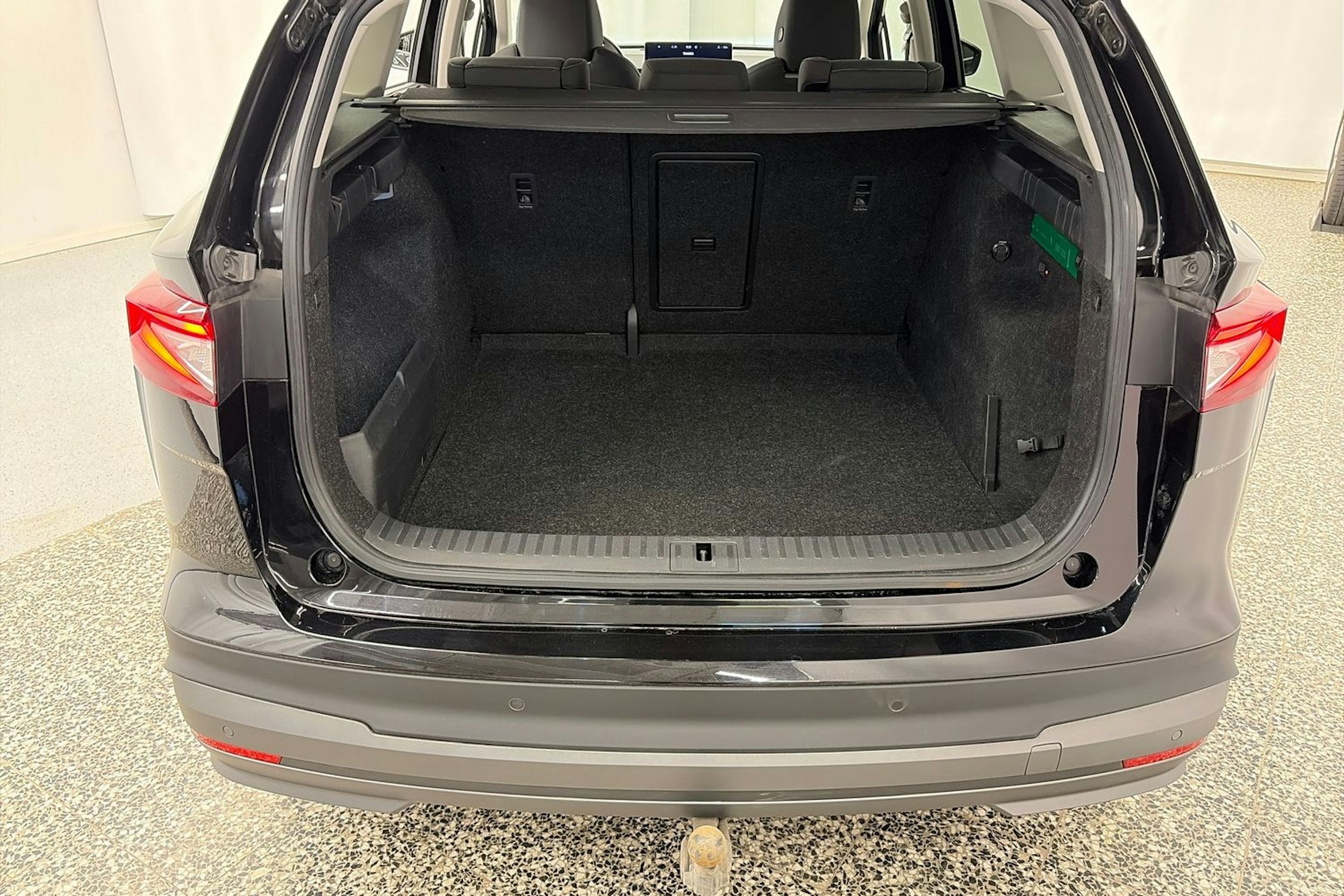 musta Skoda Enyaq 2023 kuva 14.