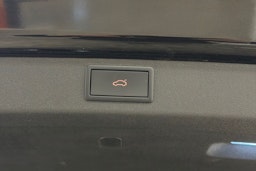 musta Skoda Enyaq 2023 kuva 15.