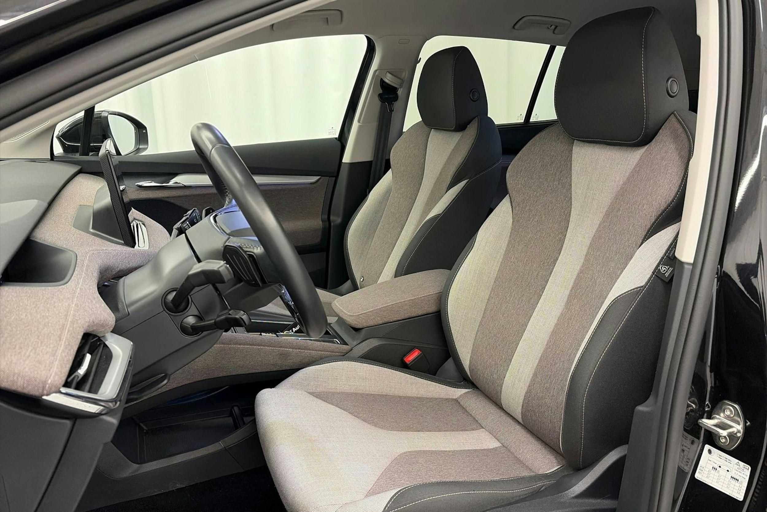 musta Skoda Enyaq 2023 kuva 17.