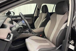 musta Skoda Enyaq 2023 kuva 17.