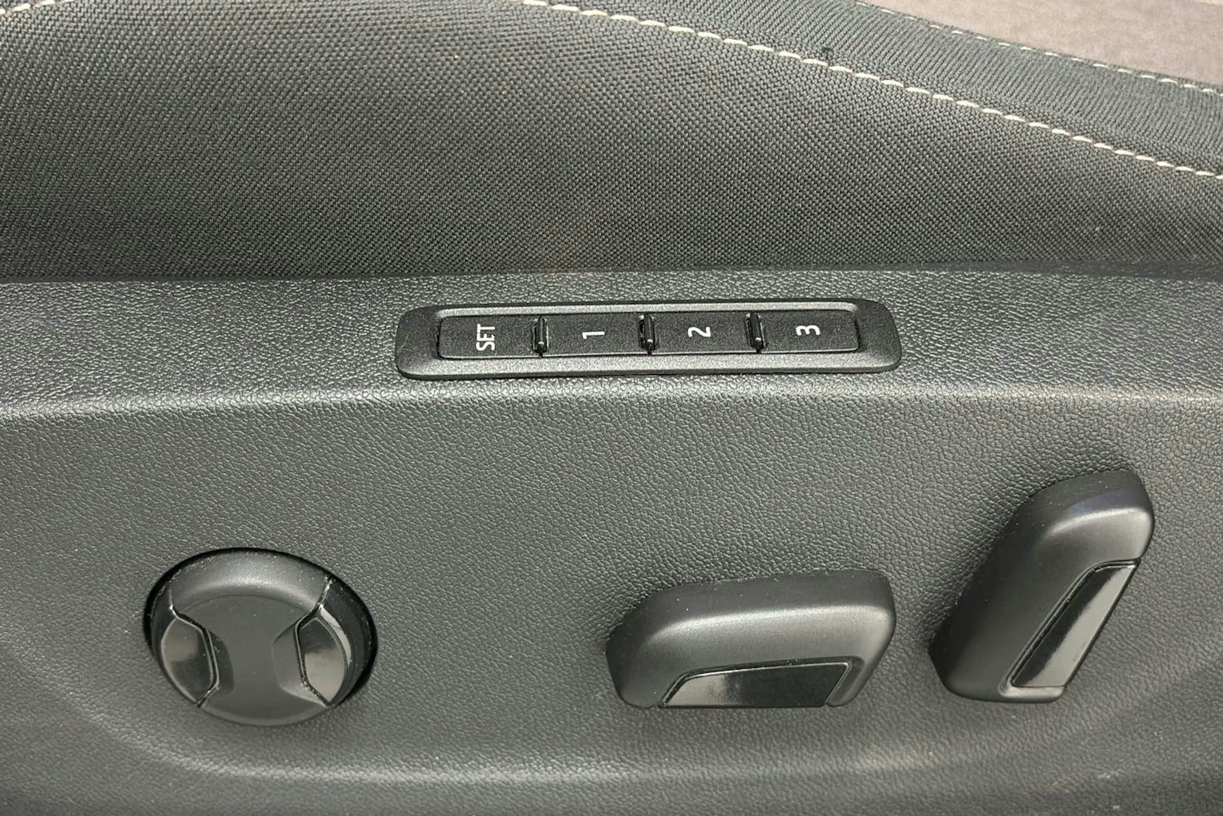 musta Skoda Enyaq 2023 kuva 18.