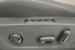 musta Skoda Enyaq 2023 kuva 18.