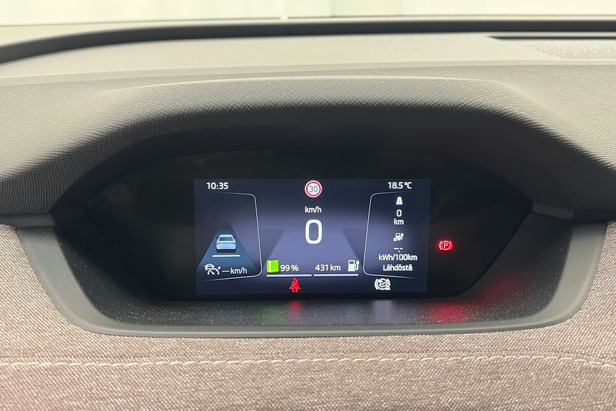 musta Skoda Enyaq 2023 kuva 19.