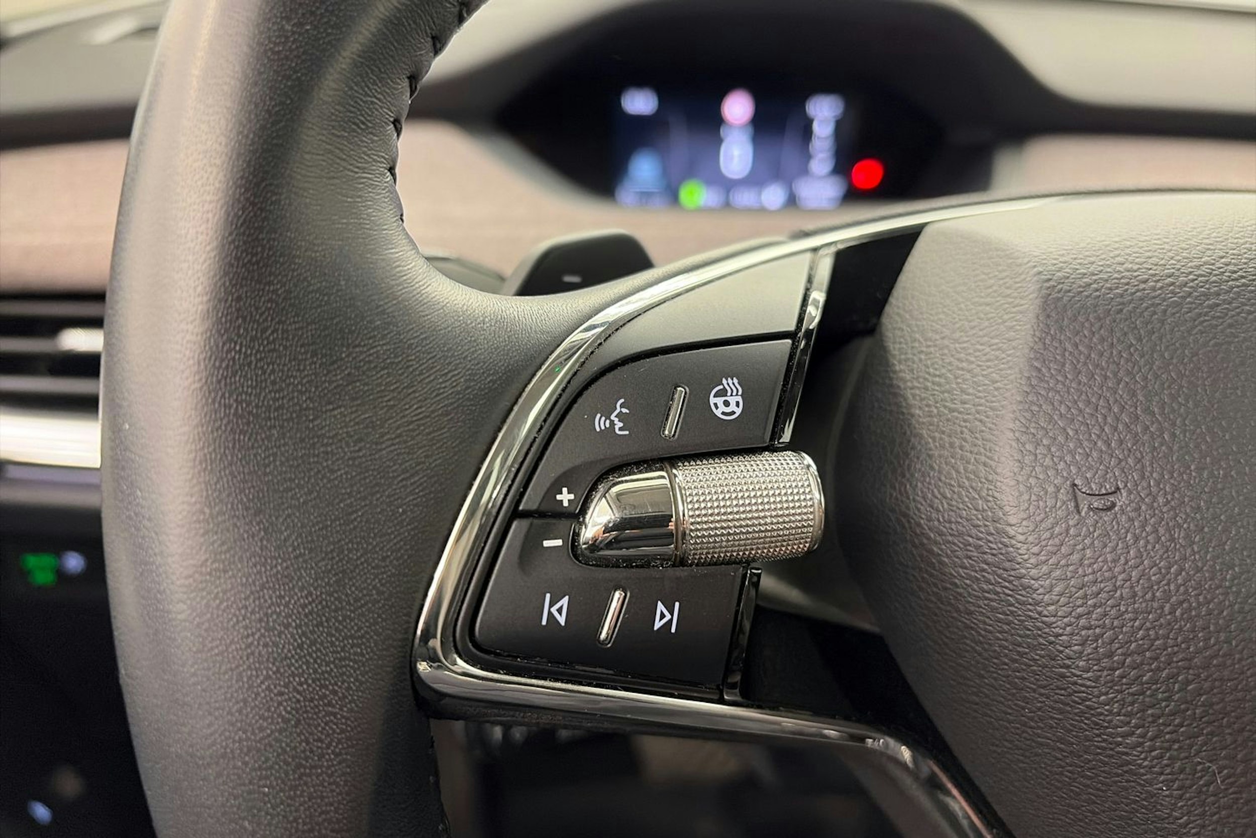 musta Skoda Enyaq 2023 kuva 20.