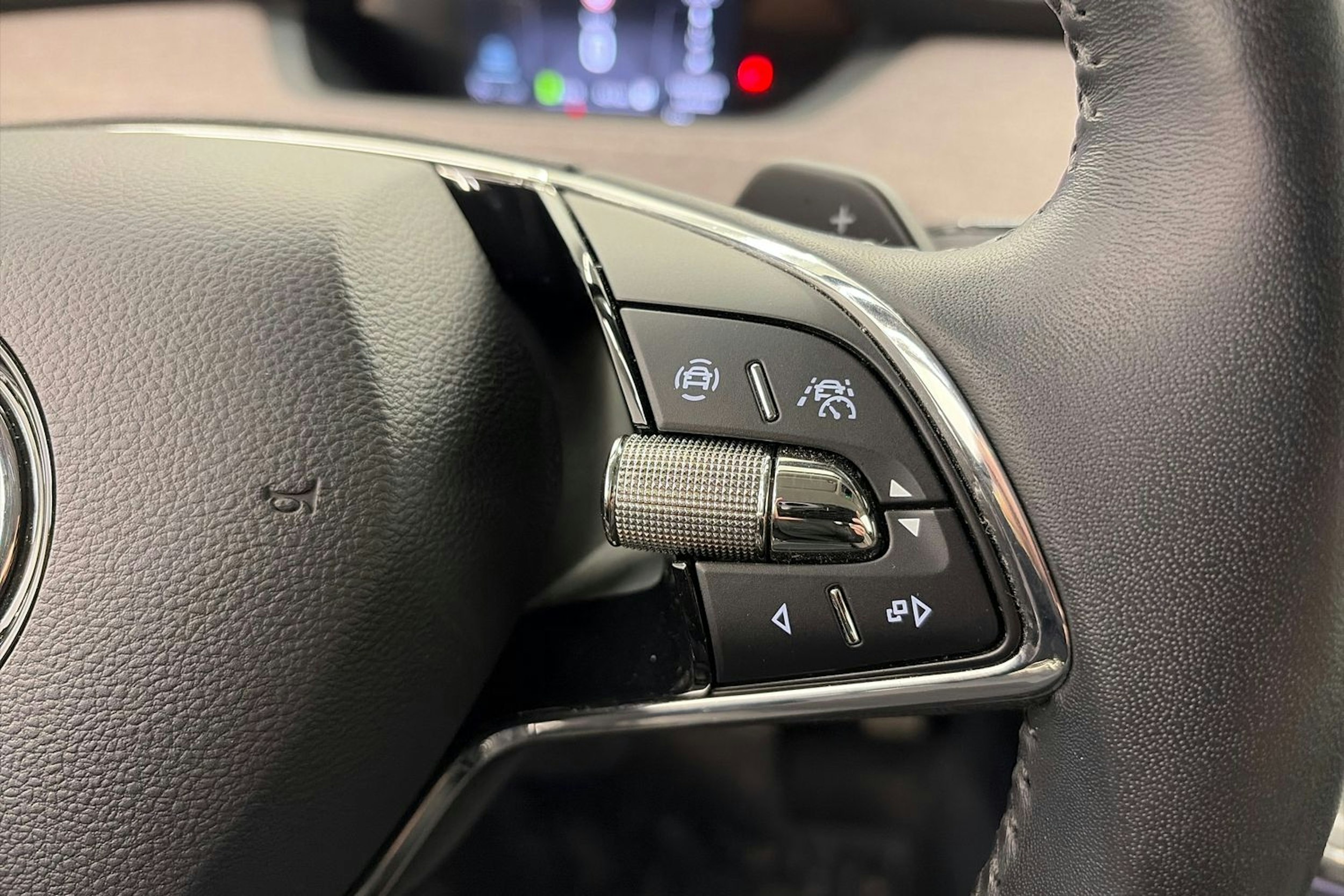 musta Skoda Enyaq 2023 kuva 21.