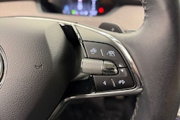 musta Skoda Enyaq 2023 kuva 21.